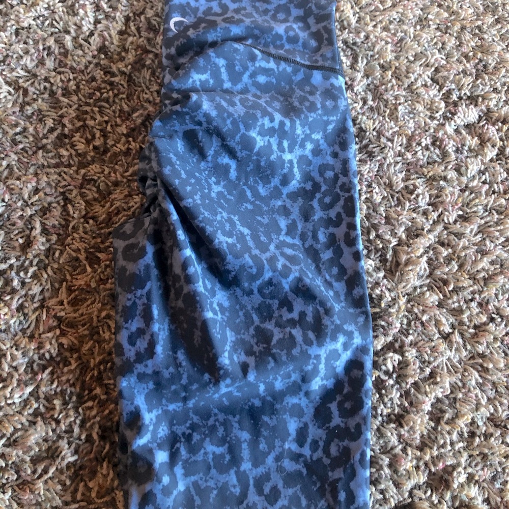 Zyia size 2 Stone Leopard Scrunchy light n luxe